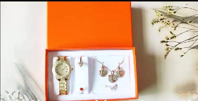 montre plaquée or + chaine + gourmette + boucles + bague